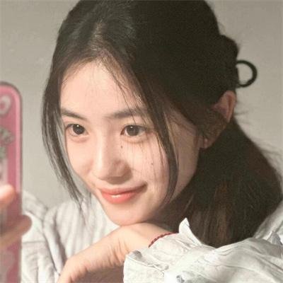 院子里的女人 海报